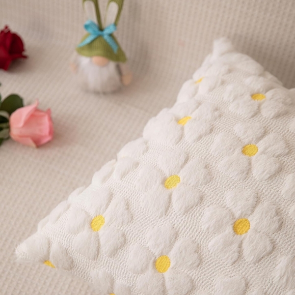🔴NEW! White and Yellow Plush Daisy Throw Pillow Covers - Picture 3 of 4
